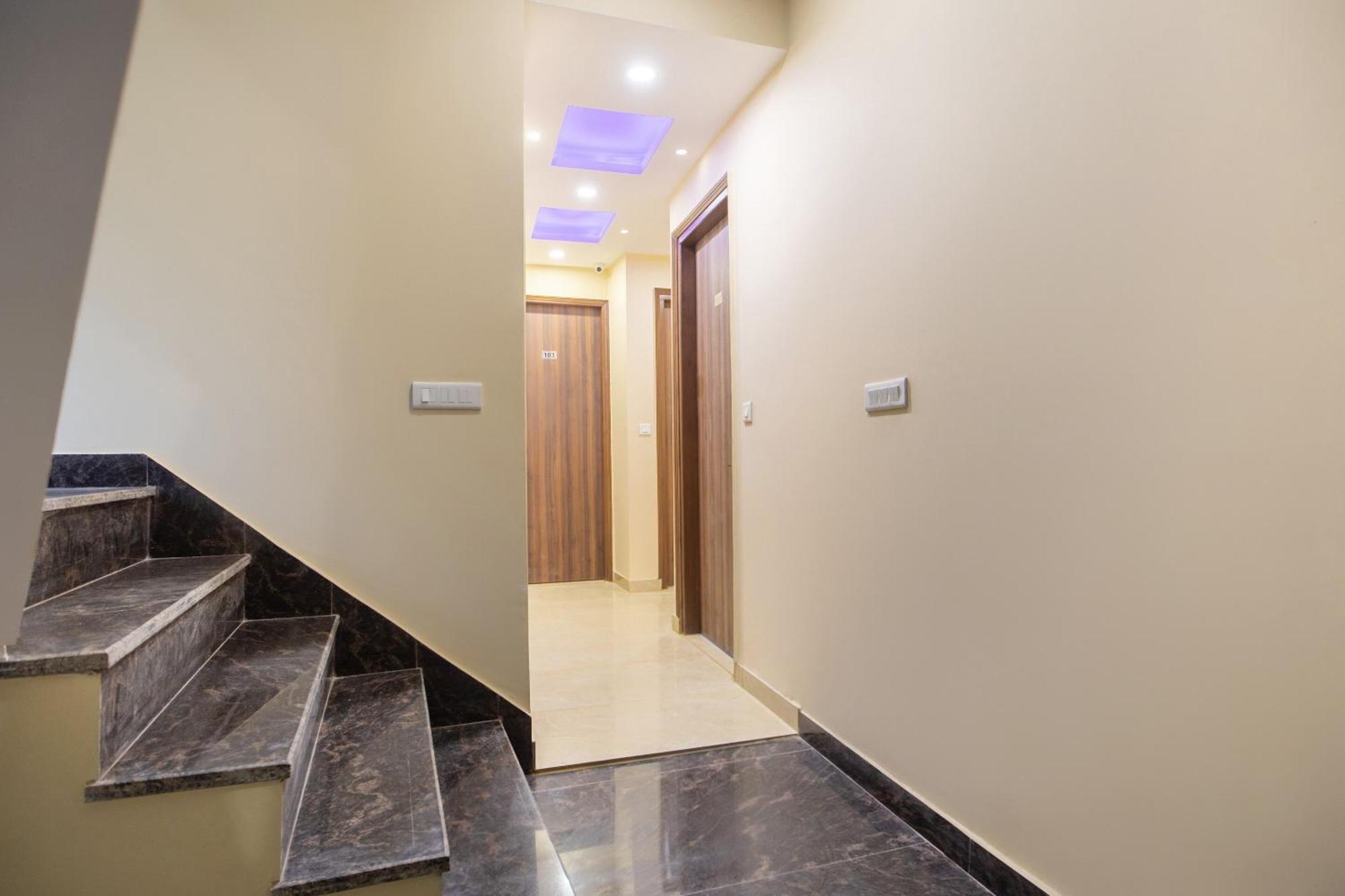 Super Oyo Hotel O Red Stone Inn Нью-Дели Экстерьер фото