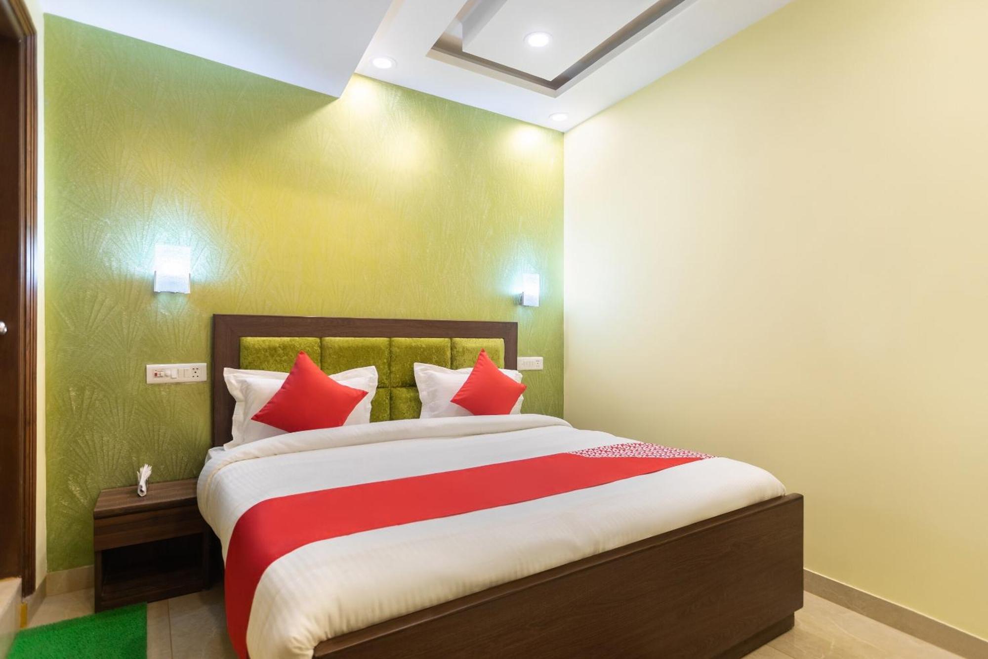 Super Oyo Hotel O Red Stone Inn Нью-Дели Экстерьер фото