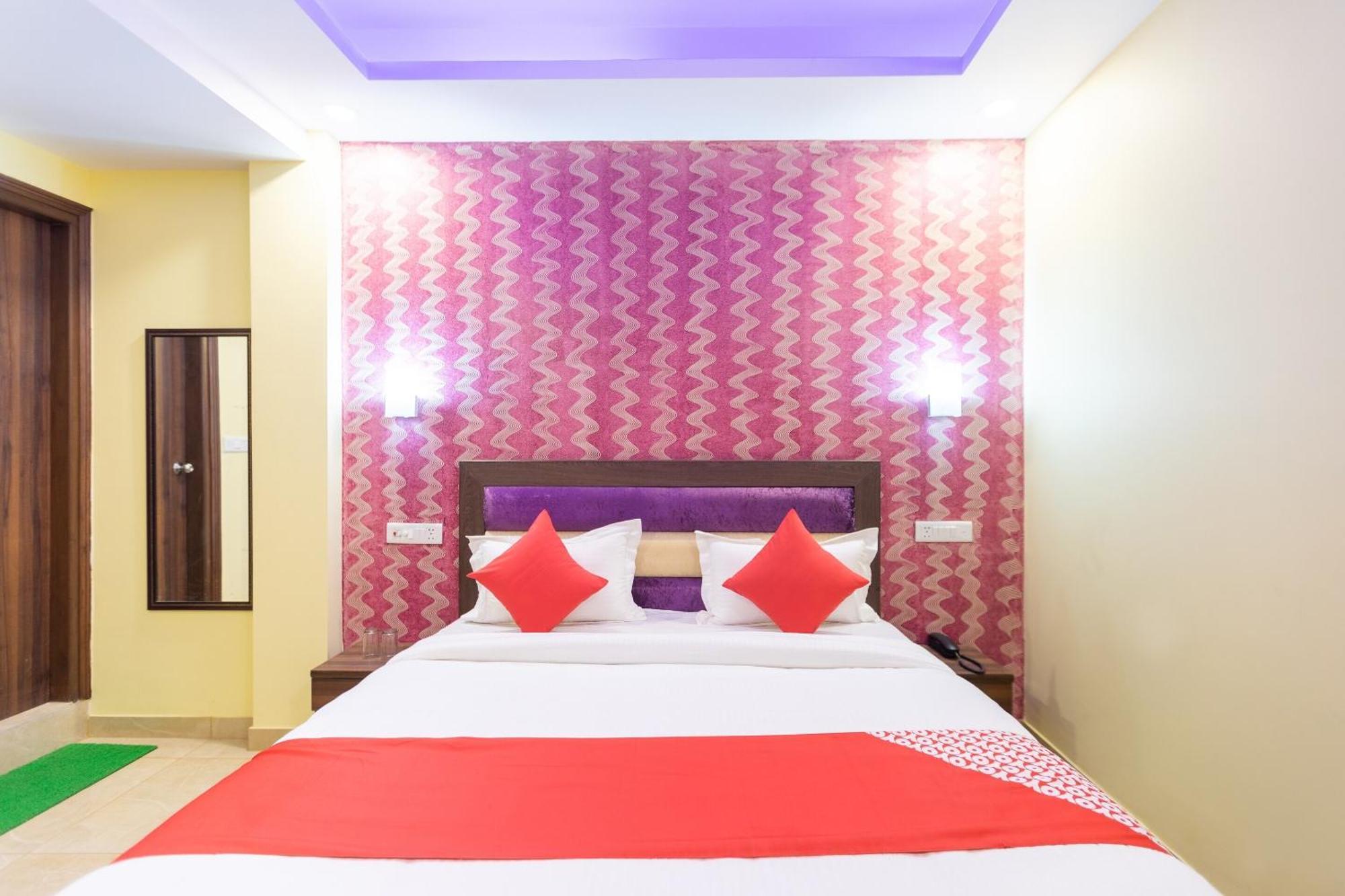 Super Oyo Hotel O Red Stone Inn Нью-Дели Экстерьер фото